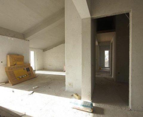 Geräumiges Einfamilienhaus 580 m2 mit Meerblick auf einem Grundstück von 3200 m2 in Pobri, Opatija - foto 80