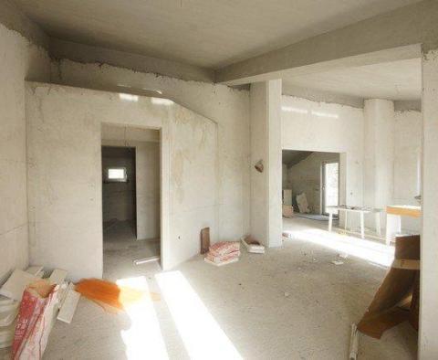 Geräumiges Einfamilienhaus 580 m2 mit Meerblick auf einem Grundstück von 3200 m2 in Pobri, Opatija - foto 81