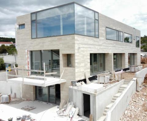 Fantasztikus modern villa Razanjban a vízparton, a zöldövezettel határos építési zóna végén - pic 10