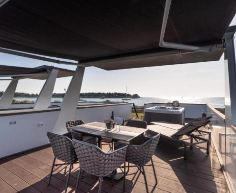 Maison flottante les pieds dans l&#39;eau avec vue sur la mer et le port de plaisance - pic 22