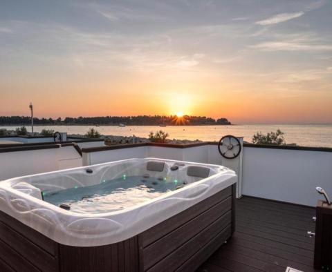 Maison flottante les pieds dans l&#39;eau avec vue sur la mer et le port de plaisance - pic 3