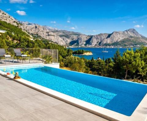 Herrliche neue moderne Villa an der Riviera von Omis, nur 60 Meter vom Meer entfernt, mit Swimmingpool, Sauna, Fitnessstudio und Garage - foto 10