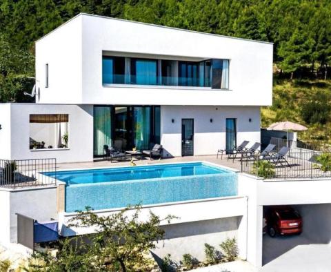 Herrliche neue moderne Villa an der Riviera von Omis, nur 60 Meter vom Meer entfernt, mit Swimmingpool, Sauna, Fitnessstudio und Garage - foto 3