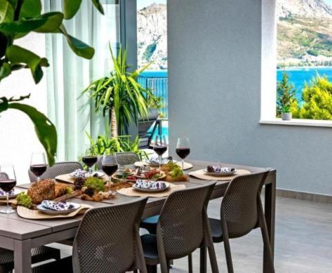 Herrliche neue moderne Villa an der Riviera von Omis, nur 60 Meter vom Meer entfernt, mit Swimmingpool, Sauna, Fitnessstudio und Garage - foto 12