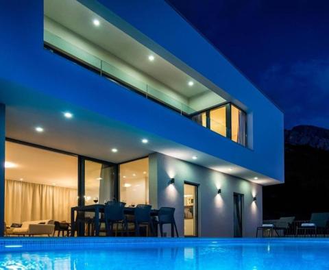 Marvellous new modern villa on Omis riviera just 60 meters from the sea, with swimming pool, sauna, fitness studio and garage - pic 23