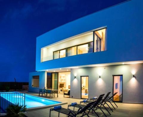 Herrliche neue moderne Villa an der Riviera von Omis, nur 60 Meter vom Meer entfernt, mit Swimmingpool, Sauna, Fitnessstudio und Garage - foto 25