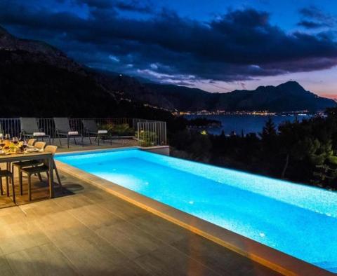 Herrliche neue moderne Villa an der Riviera von Omis, nur 60 Meter vom Meer entfernt, mit Swimmingpool, Sauna, Fitnessstudio und Garage - foto 26