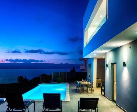 Csodálatos új, modern villa az Omis riviérán, mindössze 60 méterre a tengertől, úszómedencével, szaunával, fitnesz stúdióval és garázzsal - pic 27