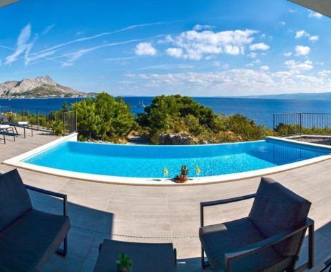 Herrliche neue moderne Villa an der Riviera von Omis, nur 60 Meter vom Meer entfernt, mit Swimmingpool, Sauna, Fitnessstudio und Garage - foto 33