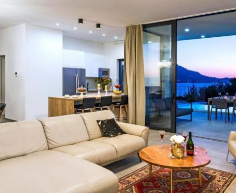 Herrliche neue moderne Villa an der Riviera von Omis, nur 60 Meter vom Meer entfernt, mit Swimmingpool, Sauna, Fitnessstudio und Garage - foto 38