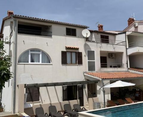 Propriété touristique avec plusieurs appartements et restaurant à Banjole, municipalité de Medulin - pic 2