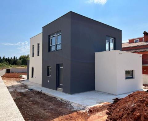 New modern cubic villa with swimming pool in Ližnjan 