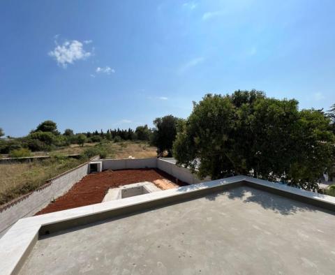 New modern cubic villa with swimming pool in Ližnjan - pic 6