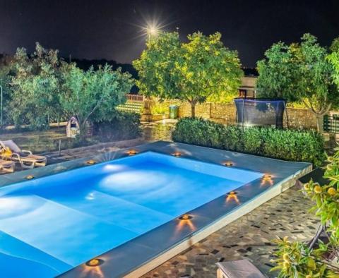 Villa mit Swimmingpool und 3 Apartments auf einem großzügigen Grundstück von 1700 m2 in Jadreski zwischen Liznjan und Pula 