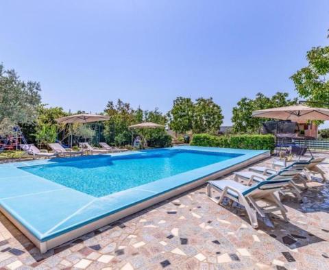 Villa mit Swimmingpool und 3 Apartments auf einem großzügigen Grundstück von 1700 m2 in Jadreski zwischen Liznjan und Pula - foto 3