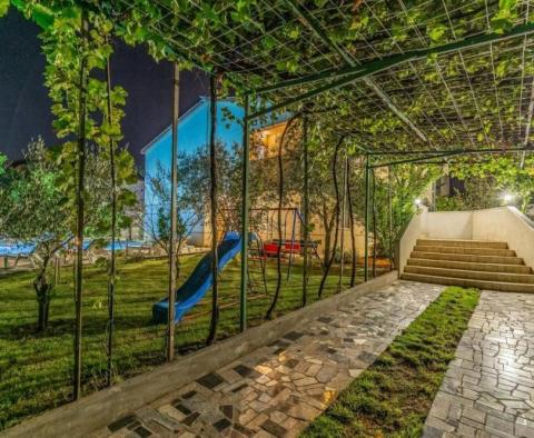 Villa mit Swimmingpool und 3 Apartments auf einem großzügigen Grundstück von 1700 m2 in Jadreski zwischen Liznjan und Pula - foto 30