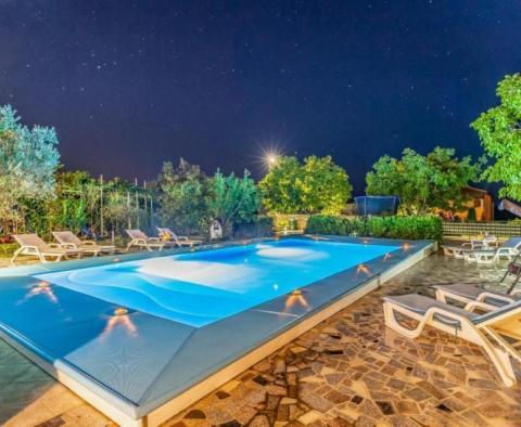 Villa mit Swimmingpool und 3 Apartments auf einem großzügigen Grundstück von 1700 m2 in Jadreski zwischen Liznjan und Pula - foto 51