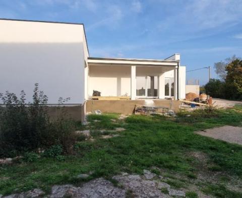 Villa nouvellement construite dans la région de Rovinj, à 6 km de la mer avec piscine, le prix est fixé pour l&#39;étape actuelle - pic 2