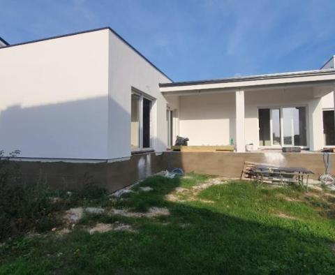 Villa nouvellement construite dans la région de Rovinj, à 6 km de la mer avec piscine, le prix est fixé pour l&#39;étape actuelle - pic 3