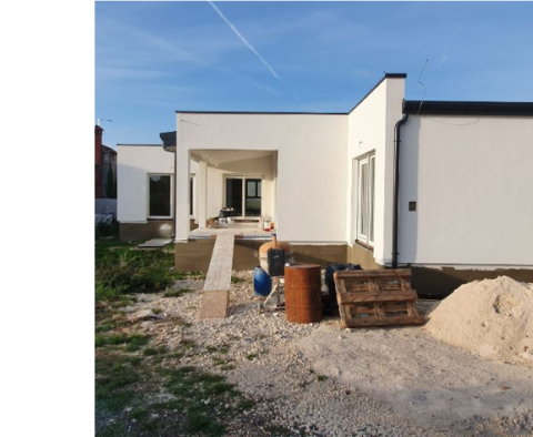Villa nouvellement construite dans la région de Rovinj, à 6 km de la mer avec piscine, le prix est fixé pour l&#39;étape actuelle - pic 4