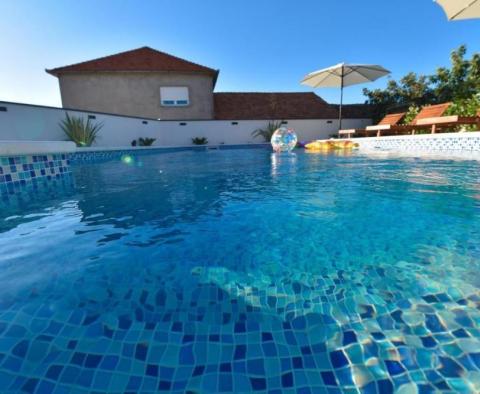 Holiday villa with swimming pool in Sukosan, DEBELJAK  - pic 2