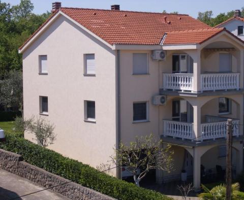 Luxusház három apartmannal Njivice városában, mindössze 500 méterre a tengertől 
