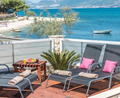 Villa a tengerhez vezető első vonalon Trogir területén 