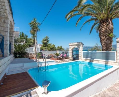 Villa a tengerhez vezető első vonalon Trogir területén - pic 2