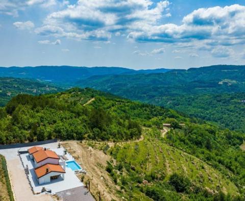 Hacienda unique en Istrie, dans la région de Cerovje, sur plus de 2 hectares de terrain, avec une vue imprenable sur la verdure 