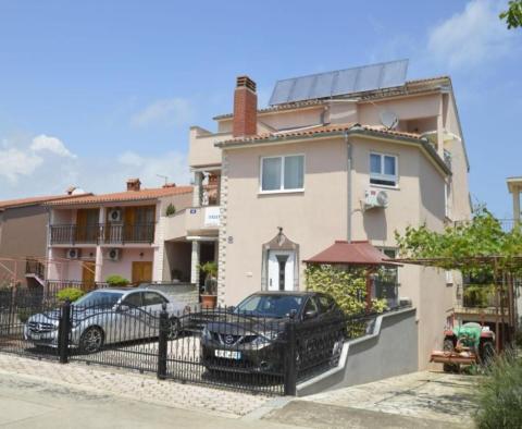 Appart-maison de 9 appartements à Valbandon à seulement 900 mètres de la plage 