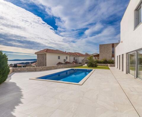 Impressionnante villa moderne à Krk avec une vue imprenable sur la mer - pic 7