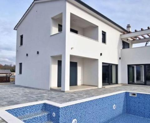 Moderne Villa mit Swimmingpool in Marčana mit weitem Meerblick 