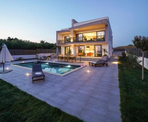 Fascinující moderní vila s výhledem na souostroví Zadarské ostrovy - pic 8