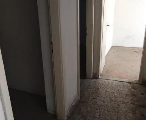 Investment property - house for renovation in Kastel Stari - pic 10