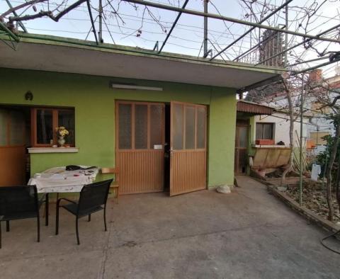 Maison dans le quartier populaire de Fažana, reliée par ferry à Brijuni, à seulement 150 mètres de la mer - pic 14