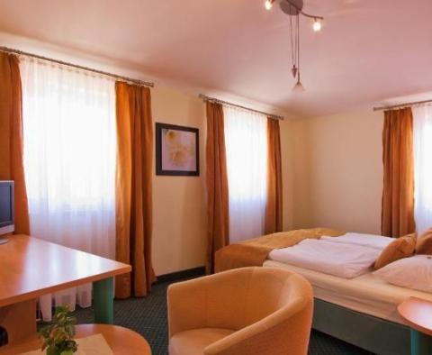 Hotel na atraktivním místě ve městě Pula jen 200 metrů od moře! - pic 7