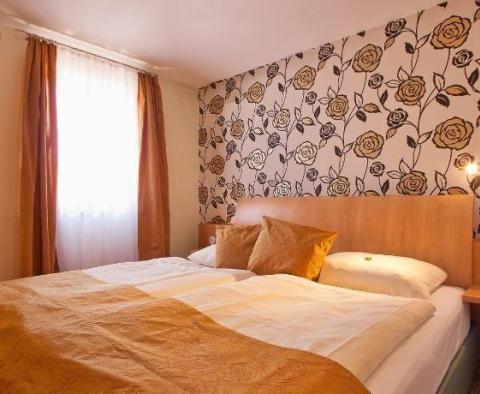 Hotel na atraktivním místě ve městě Pula jen 200 metrů od moře! - pic 13