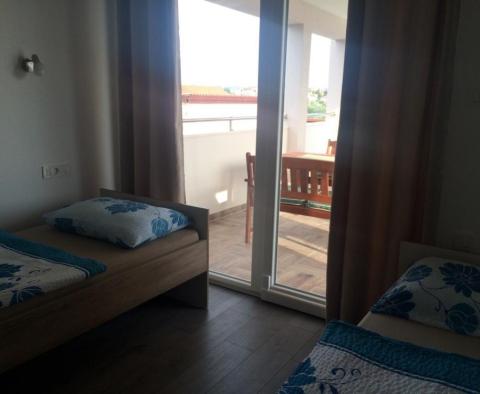 Nieruchomość z 3 apartamentami i basenem w Rogoźnicy - pic 22