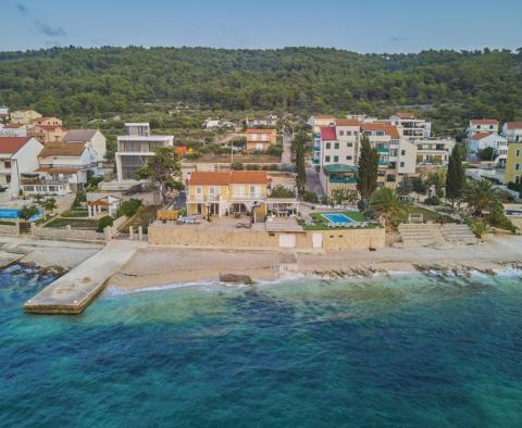 Fascinating beachfront villa with swimming pool and pier on Ciovo - pic 3