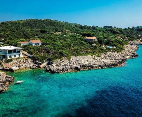 Nouvelle villa moderne en bord de mer près de Dubrovnik sur l'une des îles Elafiti 