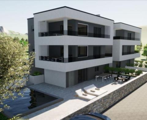 Luxusní apartmán se zahradou ve velmi žádané Malinské na Krku, 350 metrů od moře 