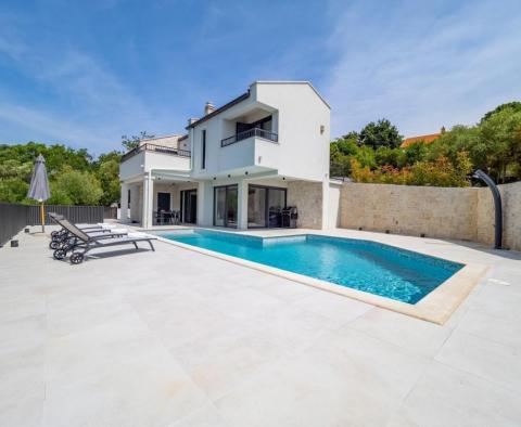 Schöne Villa mit Swimmingpool in Meeresnähe in Vrbnik, erste Baulinie zum Meer - foto 19