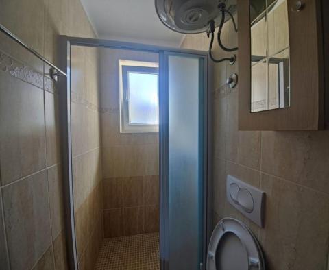 Dům se dvěma apartmány v Njivice s krásným výhledem na moře - pic 9