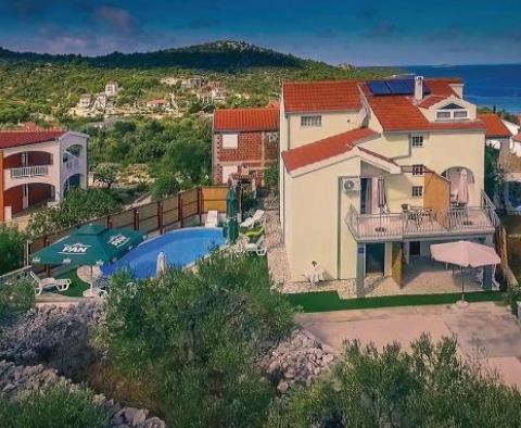 Rogoznicában eladó egy 5 apartmanból álló apartmanház medencével és gyönyörű kilátással a tengerre - pic 2