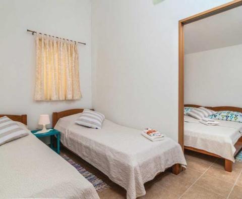 Rogoznicában eladó egy 5 apartmanból álló apartmanház medencével és gyönyörű kilátással a tengerre - pic 8