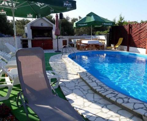 Rogoznicában eladó egy 5 apartmanból álló apartmanház medencével és gyönyörű kilátással a tengerre - pic 12
