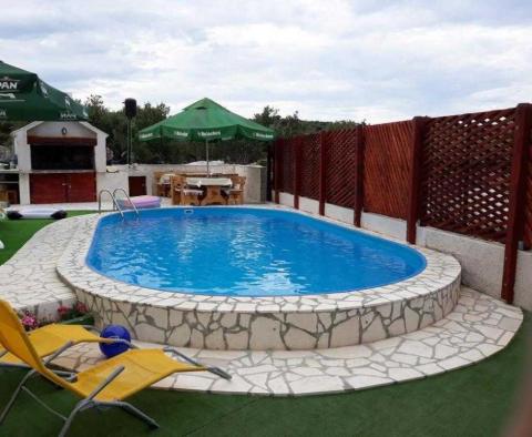 Rogoznicában eladó egy 5 apartmanból álló apartmanház medencével és gyönyörű kilátással a tengerre - pic 14