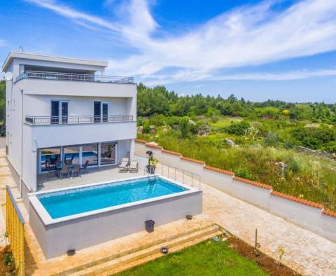 Villa moderne avec piscine à seulement 150 mètres de la mer à Medulin - pic 2