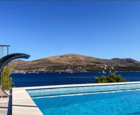 Hervorragende moderne Villa am Wasser mit Infinity-Pool in einer neuen Gemeinde auf Ciovo 