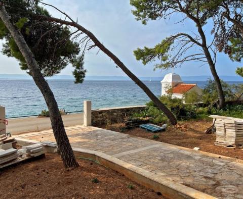 House on ideal location on the first line to the sea on Brac, destined to become a luxury villa - pic 11
